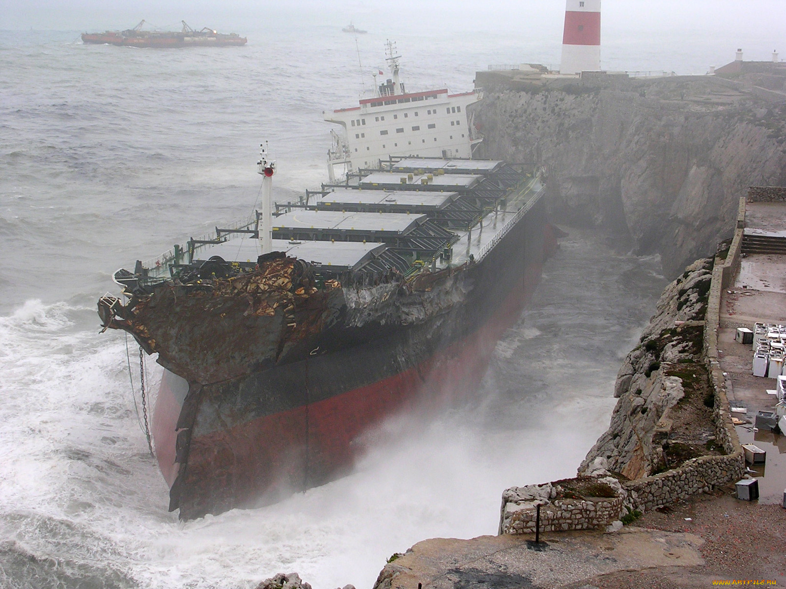 Ship crash. Контейнеровоз в шторм. Баржа в шторм. Корабли контейнеровозы в шторм. Контейнеровоз после шторма.